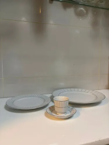 Conjunto de Louça de Porcelana - 24 Peças (Pratos e Xícaras)