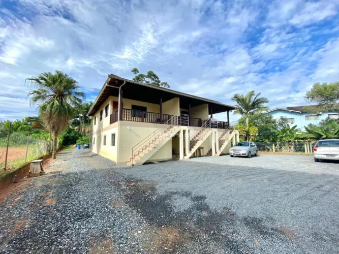 Apartamento com aproximadamente 50m², contendi 02 dormitórios sendo 01 deles bem pequeno (