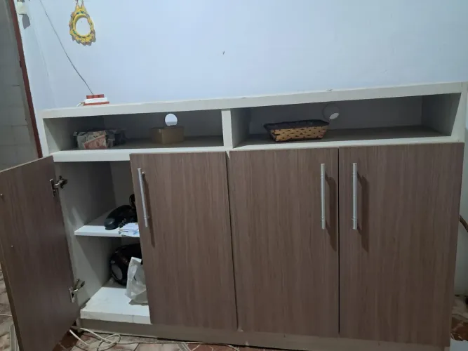 Cômoda de mdf amadeirado .