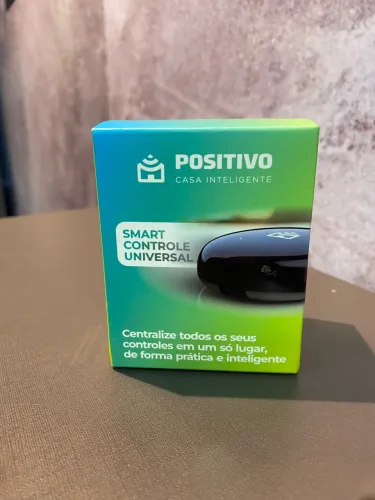 Smart Controle Universal Wi-Fi da Positivo Casa Inteligente, na cor preta