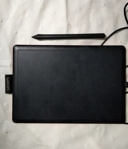 Mesa Digitalizadora One By Wacom CTL472, Pequena, Cor Preto e Vermelho