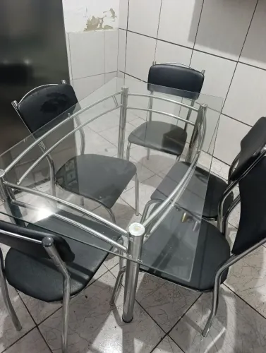 Mesa Grande com Tampo de Vidro e 5 Cadeiras
