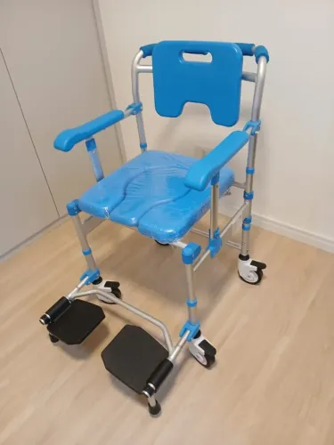 CADEIRA DE RODAS PARA BANHO - SUPERMDY - CAPACIDADE 120 KG - R$450,00