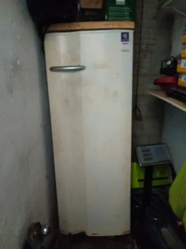 Vendo uma geladeira pequena