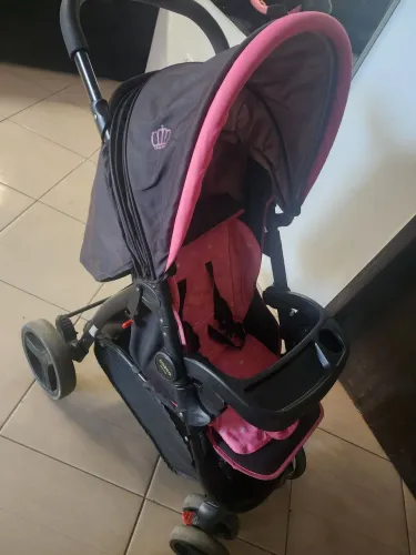 Carrinho com bebê conforto