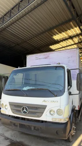 Caminhão Mercedes Bens 815 accelo