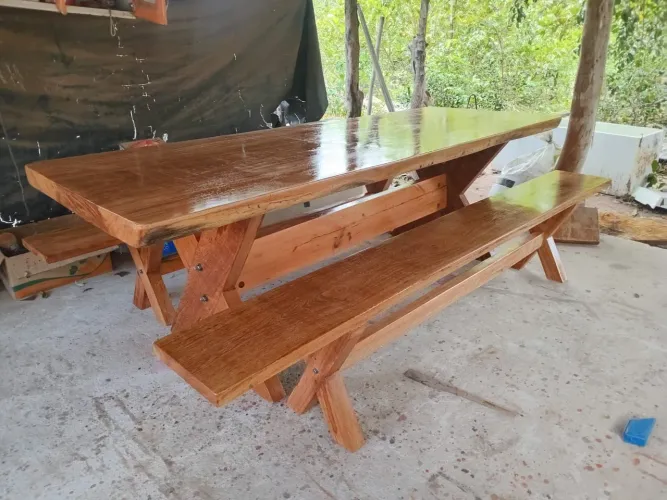 Mesa rústico com dois bancos 