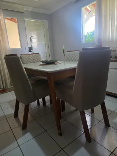 VENDO MESA DE JANTAR COM 4 CADEIRAS