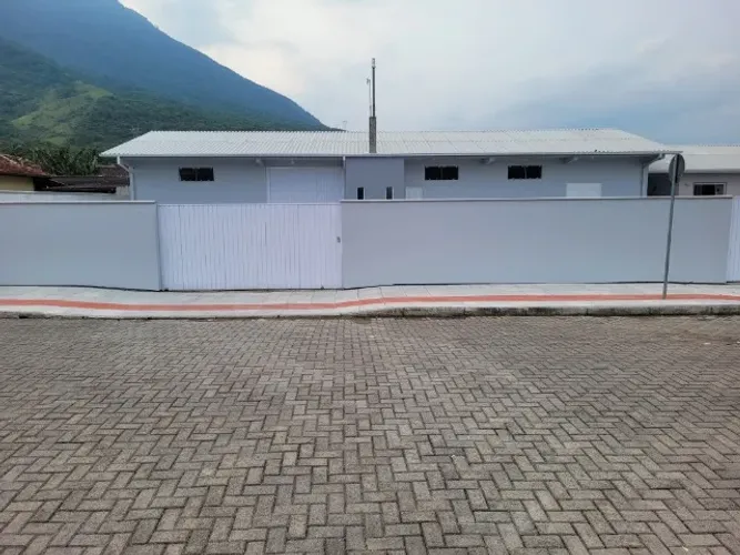 GALPÃO COMERCIAL COM TERRENO DE 150m² à 350m da BR101 - Praia de Fora - Palhoça/SC