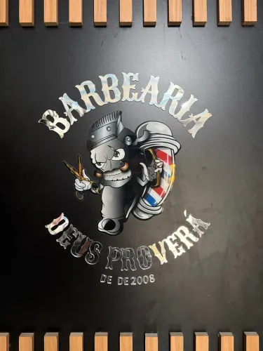 Contrata se barbeiro profissional com experiência