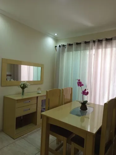 Jogo de mesa 4 cadeiras com aparador e espelho