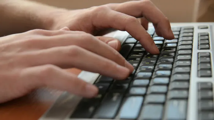 Digitação de textos, criacao simples de etiquetas papel adesivo,gravar musicas e impressa