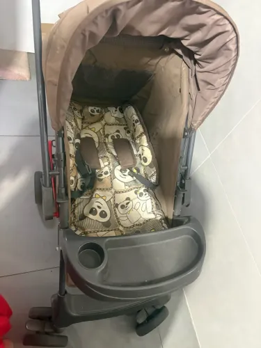 Carrinho de bebê e banheira