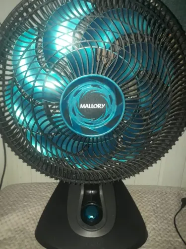 Vendo este ventilador grande funcionando normalmente