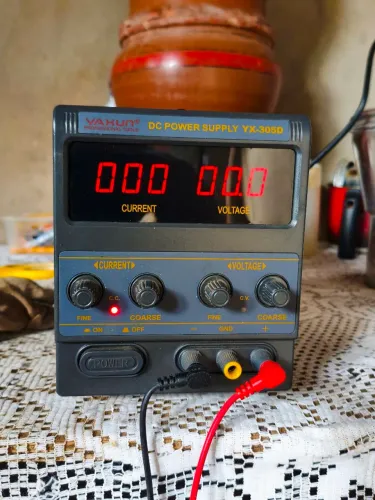 Fonte de Bancada Yaxun YX-305D (0-30V / 0-5A) Digital - Seminovas / Pouco Uso