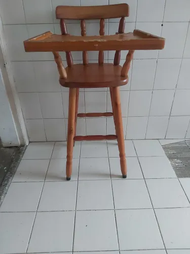 Cadeira de alimentação infantil em Madeira Maciça