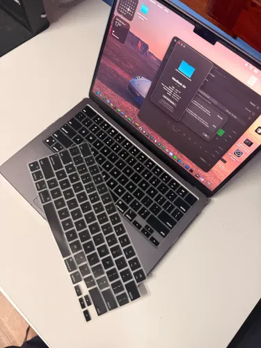 MacBook Air M2 ? 256GB ? 8GB RAM