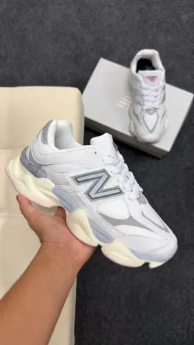 Tênis New Balance branco e rosa