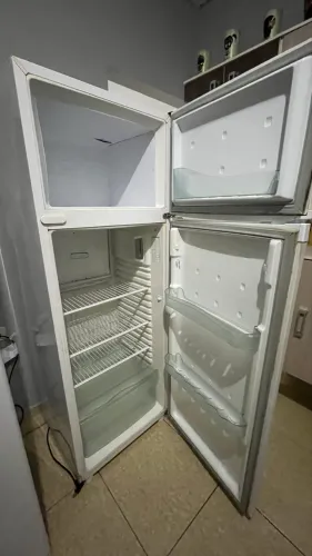 Vende-se geladeira cônsul usada