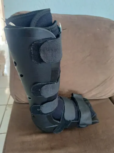 VENDO BOTA ORTOPEDICA R$:250,00