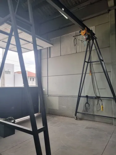 Pórtico com guincho de 1ton