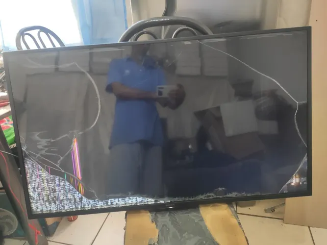 Tv Sony mod. Kdl43w665f , com tela quebrada.