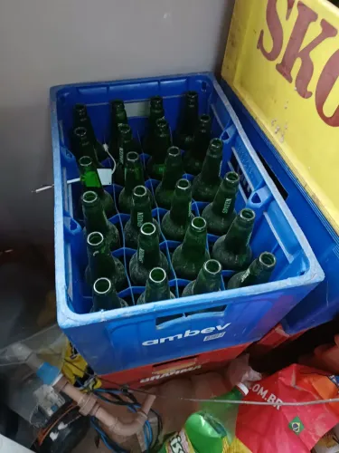 caixa com garrafas de cerveja