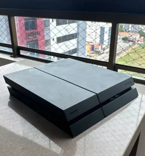 PS4 FAT - 2 Controles e Vários jogos.