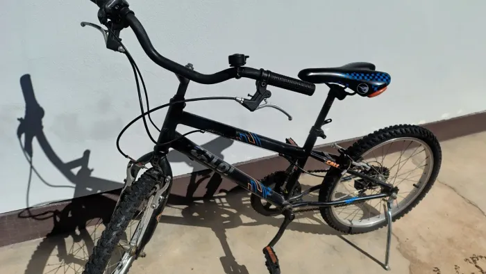 Bicicleta Hotwheels aro 20 com marcha