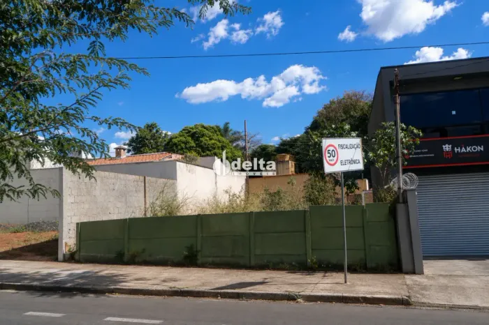 Terreno com 200m², disponível para locação no bairro Morada da Colina em Uberlândia-MG