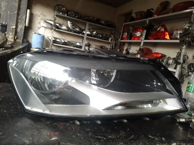 Farol principal VW Passat 2011