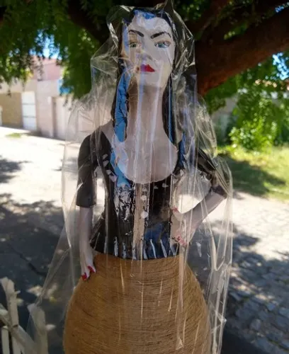Artesanato madame nordestina com saia de corda
