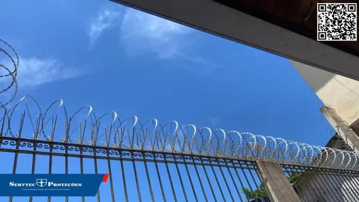 Cerca gradeada de arame farpado para muro 
