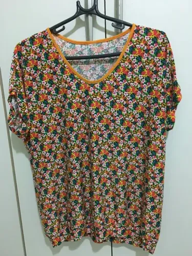 Belíssima blusa em tecido jersey estampado floral!