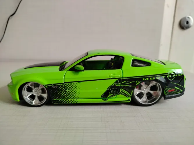 Miniatura Ford Mustang Gt 2011 Maisto 1/24 (restauro)