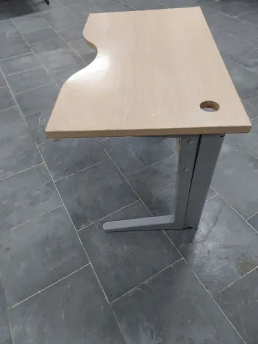 Mesa 100x60 cm, cor carvalho e pés metálicos, em estado de nova