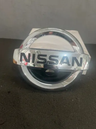 Emblema da grade dianteira Nissan Kicks 2022 a 2025. Nova Genuína 