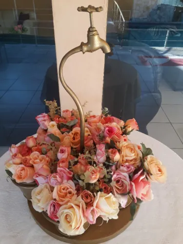 peça decorativa redonda dourado 5 vasos e 1 torneira 