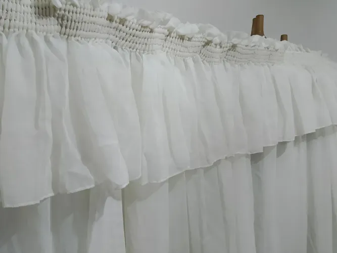 Cortina de voil branco ofwhite com bandô e trilho. Completa.