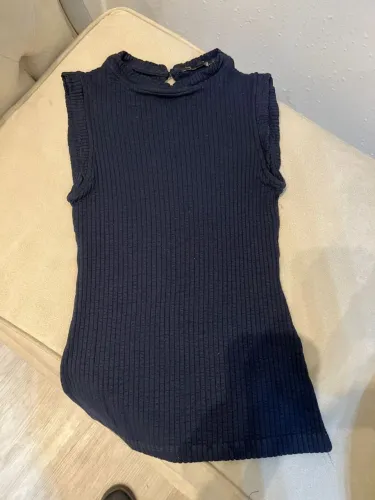 MARIA FILÓ. Blusa canelada sem manga azul marinho. Tam P.