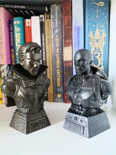 Busto doutor estranho e capitão América 