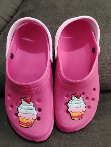 Crocs Rosa Infantil com Detalhe de Cupcake - Novo!