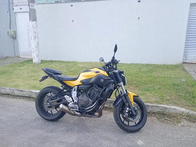 Yamaha MT 07 - com acessórios esportivos.