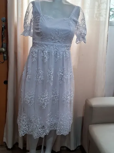 Vestido branco rendado com mangas bufantes
