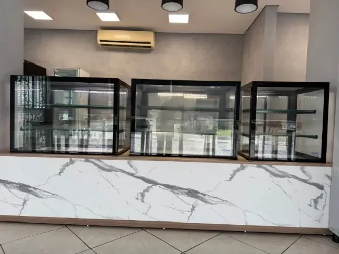 Conjunto de vitrine quente fria e neutra para cafe ou padaria semi nova