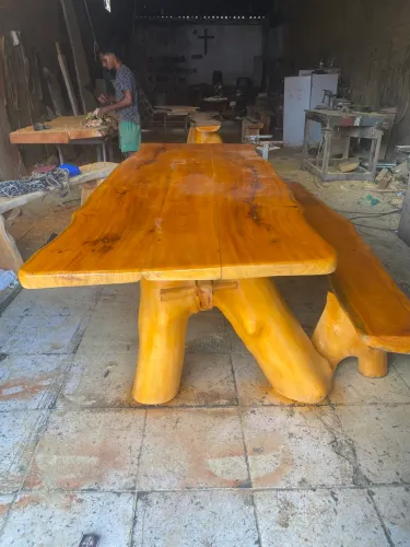 Mesa rústica de madeira