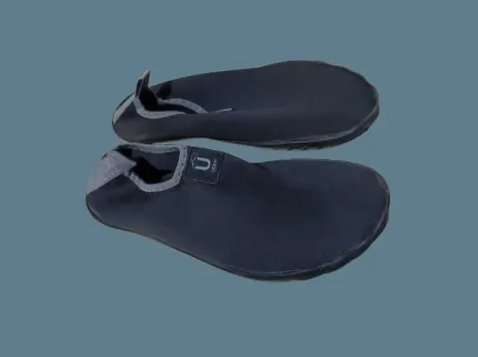 Par de Sapatos de Água Pretos