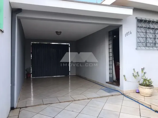 CASA CONTENDO 4 QUARTOS, GARAGEM PARA VÁRIOS CARROS E UM AMPLO QUINTAL-JARDIM PRIMAVERA-RI