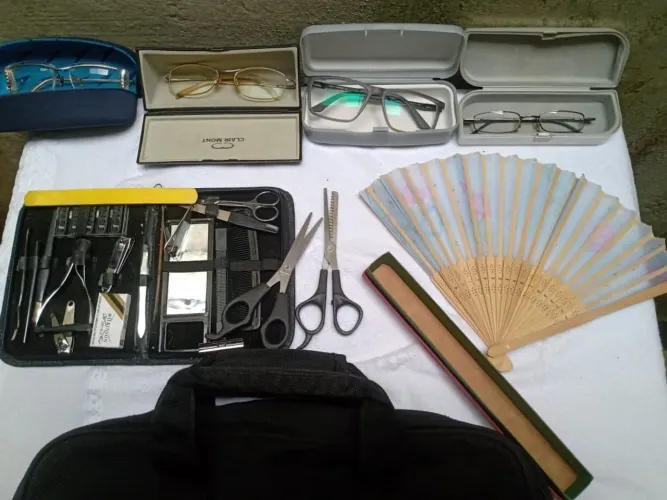 R$70 lote- (Pasta, 4 Óculos, estojo de unhas, leque.)