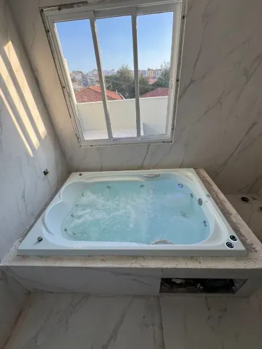 Banheira de hidromassagem com vista para o céu